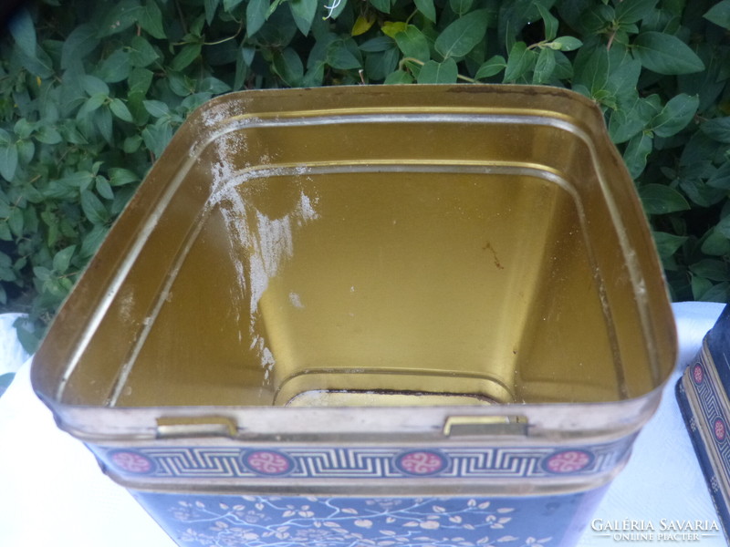 Old metal tea box / 25 cm.