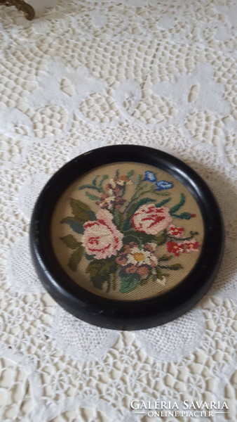 Antique needle tapestry, in a round wooden frame