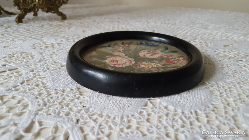 Antique needle tapestry, in a round wooden frame