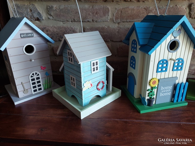 There are 4 birdhouses in the bird feeder collection