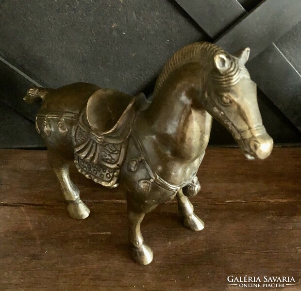 Fém ló szobor finom díszítéssel