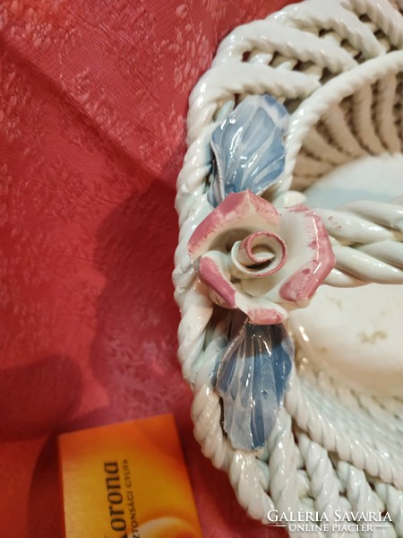 Kézzel készített fonott , rózsás porcelán kosár
