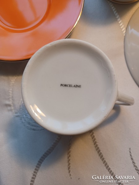 Kávés csészék alátét tányérral