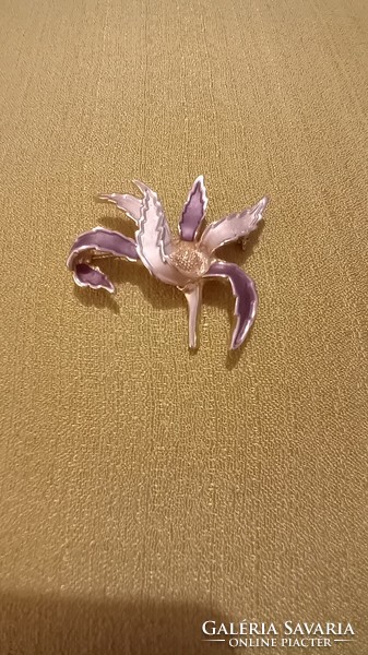 Flower pin