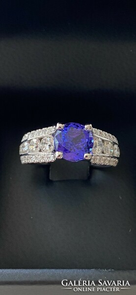 Women's ring with tanzanite and natural colorless diamonds
