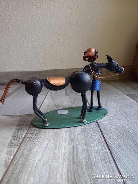 Érdekes modern acél szobor: nő a lovával (17,3x25x11 cm)