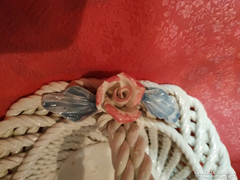 Kézzel készített fonott , rózsás porcelán kosár
