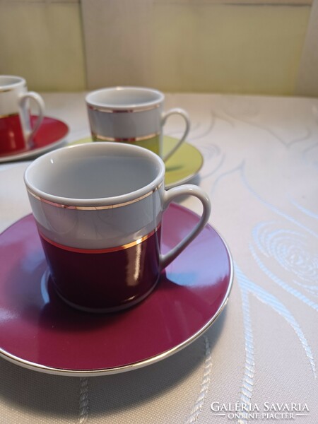 Kávés csészék alátét tányérral