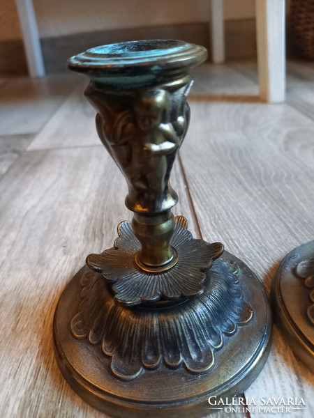 Pazar régi bronz puttós gyertyatartó pár (10,5x9,4 cm)
