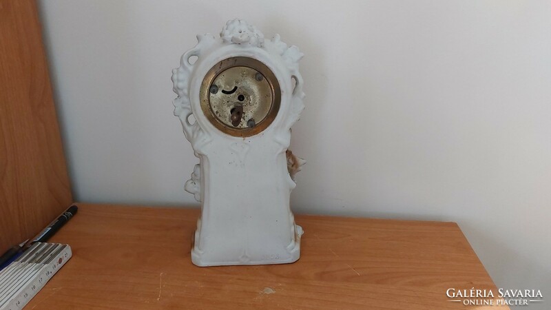 (K) beautiful porcelain statue with clock