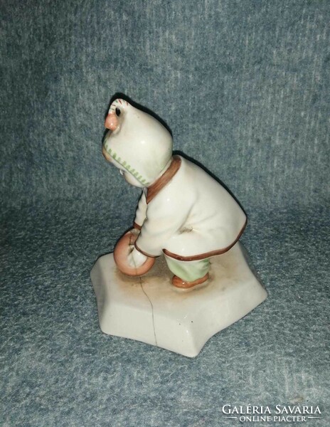 Zsolnay Sinkó féle porcelán labdázó kisgyermek figura