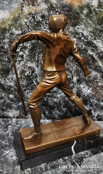 Kardvívó - bronz szobor