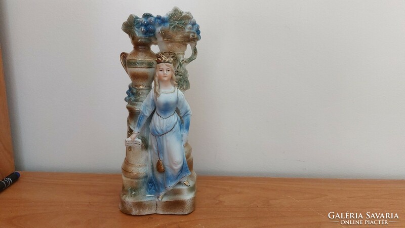 (K) Szép porcelán szobor - váza  cca 18 cm magas