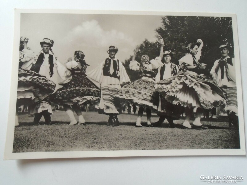 D198837 Csárdást táncoló fiatalok népviseletben  1940k   fotólap