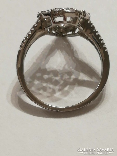 Silver eye-catching drop-shaped ring