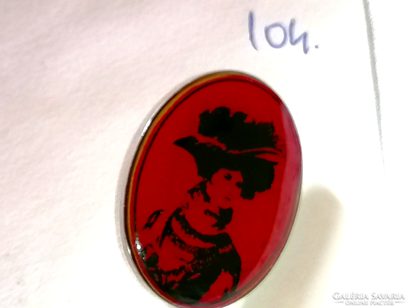 Retro brooch decorated with a red lady's photo 104.