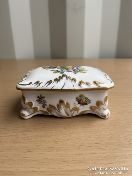 Porcelain bonbonier with a richly gilded foot with Victoria pattern from Herend a57