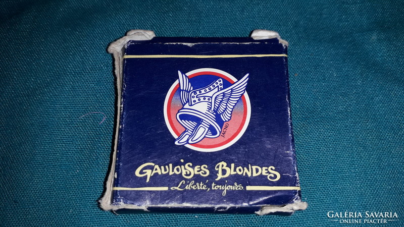 Retro Gauloises cigaretta reklám fém kulcstartó dobozával (a kép miatt bontva) a képek szerint