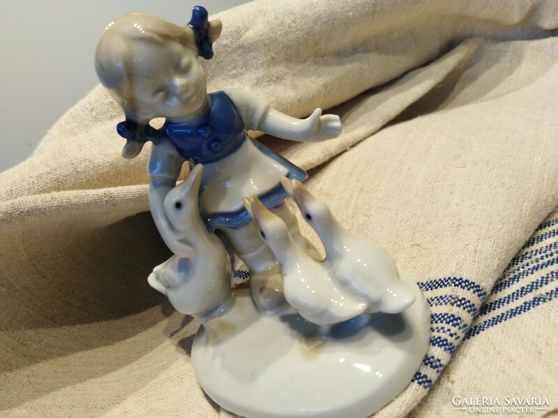 Sneaky little girl - with geese / GDR - German porcelain