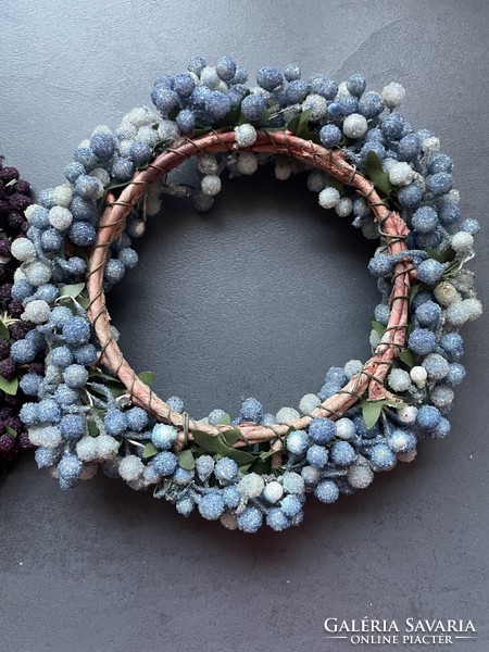 Candle rings decorated with icy berries