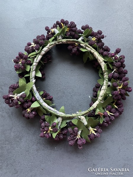 Candle rings decorated with icy berries