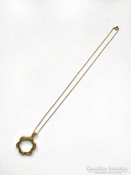 Necklace with magnifying pendant