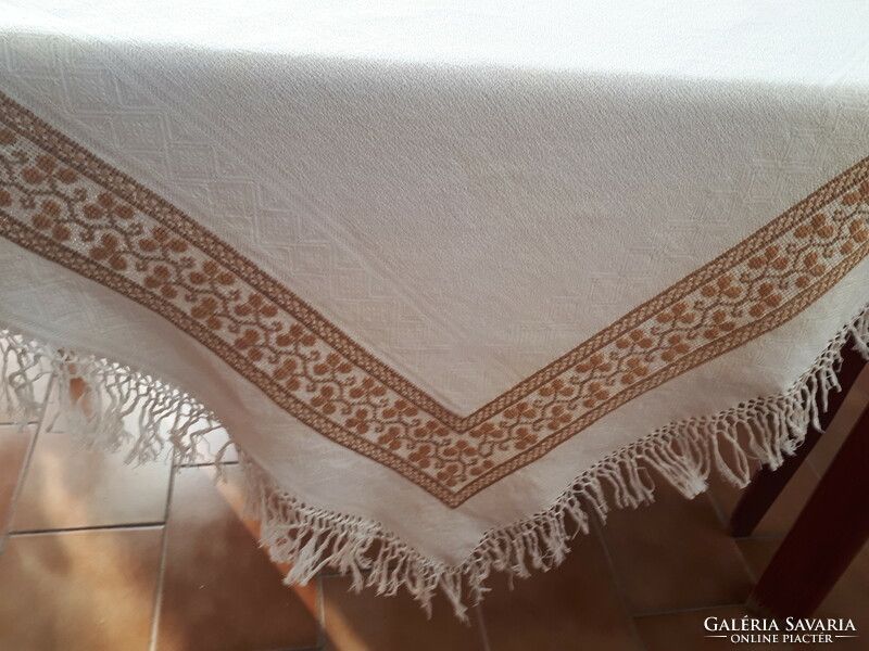 Large tablecloth with fringed fringes