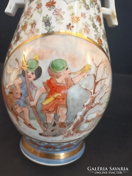 Antique decorative vase of Hüttl Tivadar with family coat of arms