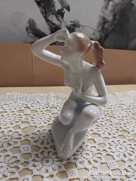 Aquincum porcelain female nude looking into the distance, with a blue shroud