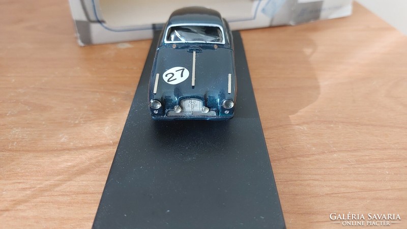 (K) jolly aston martin limited 400 1:43 model car. Damaged windshield, photographed.