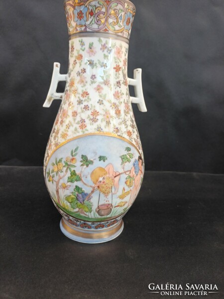 Antique decorative vase of Hüttl Tivadar with family coat of arms