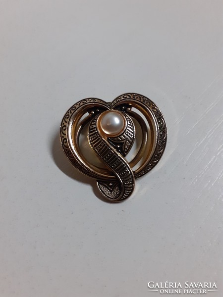 Brooch in good condition, decorated with a teal pearl in the center of the scarf