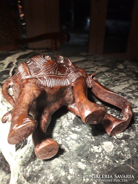 Egy tömb kőből faragott elefánt - szobor