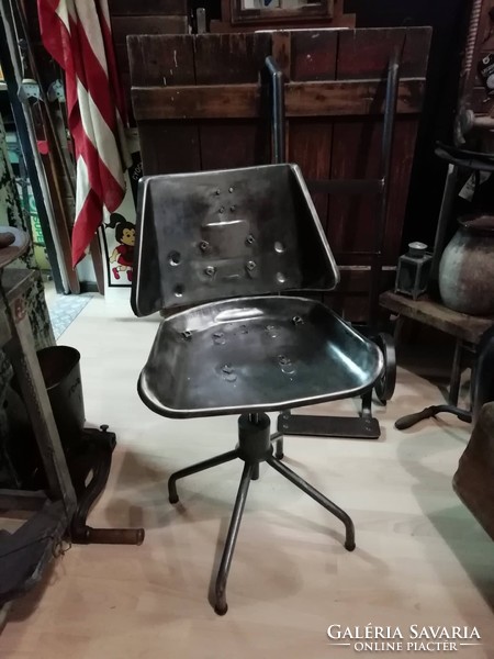 Ipari szék, régi traktorülés átalakítva székké, állítható magasságú fém szék, fém vas szék,
