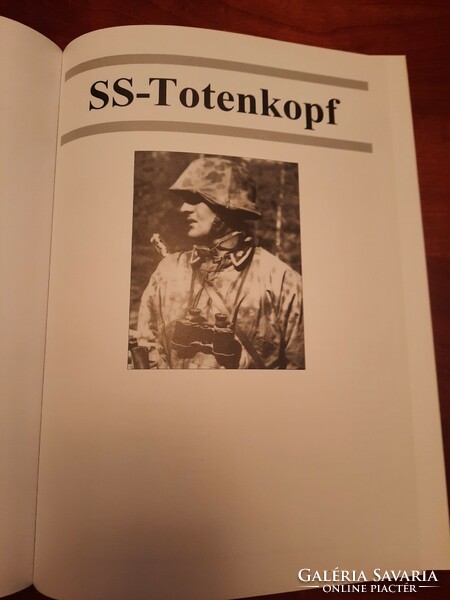 Dr Chris Mann: SS-Totenkopf - A halálfejes hadosztály története 1940-45