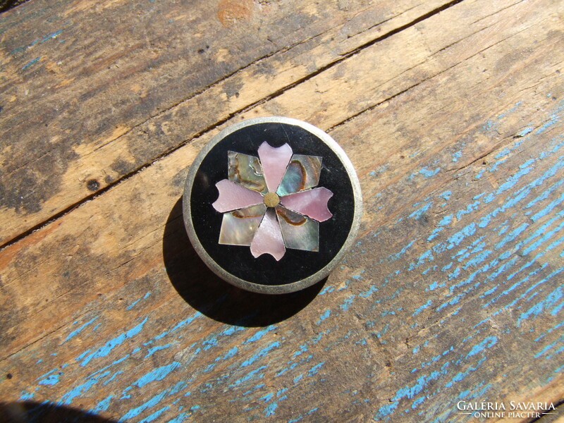 Handmade bijou brooch with mother-of-pearl (220701)