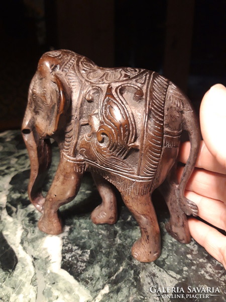 Egy tömb kőből faragott elefánt - szobor