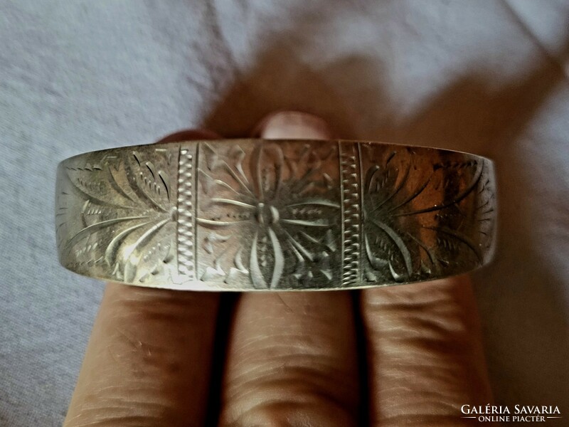 Orosz (Szovjet) 875-ös vésett, kézműves ezüst karperec, karkötő gránát (2 db) kövekkel díszítve