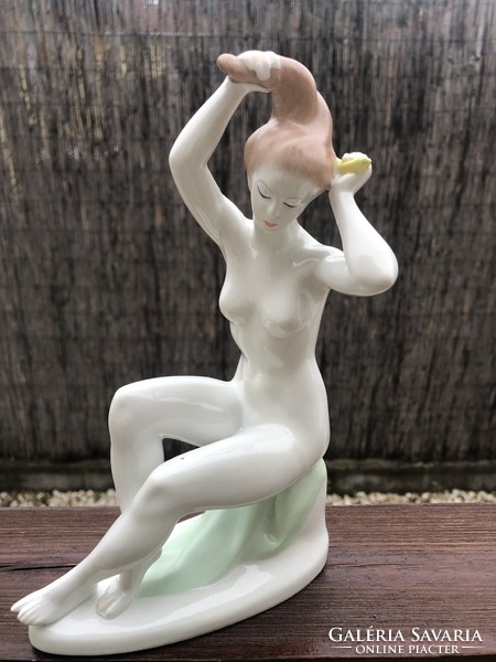 Aquincum combing porcelain nude.