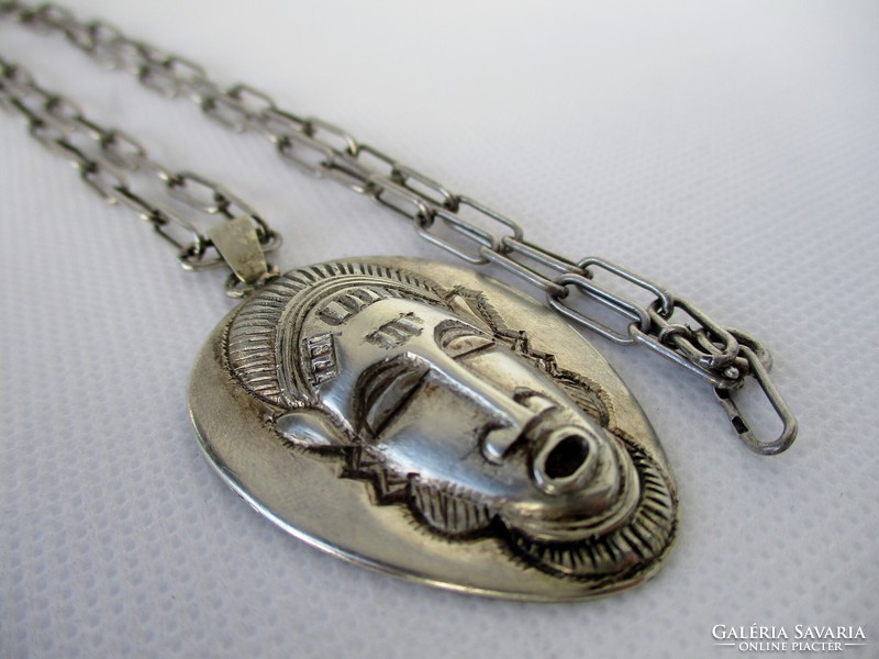 Hosszú ezüstnyakláncon szép amulett medál