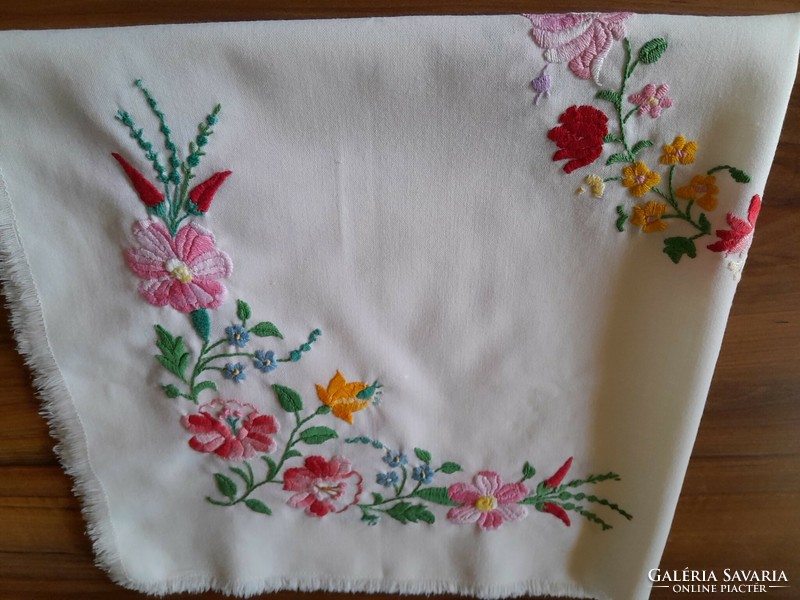 Embroidered tablecloth with Kalocsa pattern 74 x 74 cm 3500 ft
