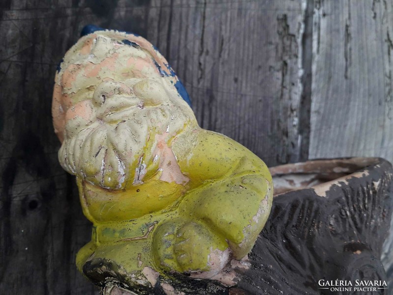 7 Pcs. Old garden gnome / pot.