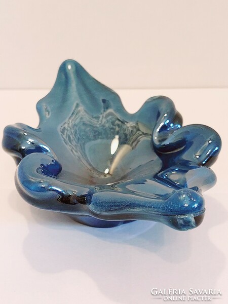 Szakított üveg irizáló,, foncsorozott" művészi üveg hamutál kék színben.