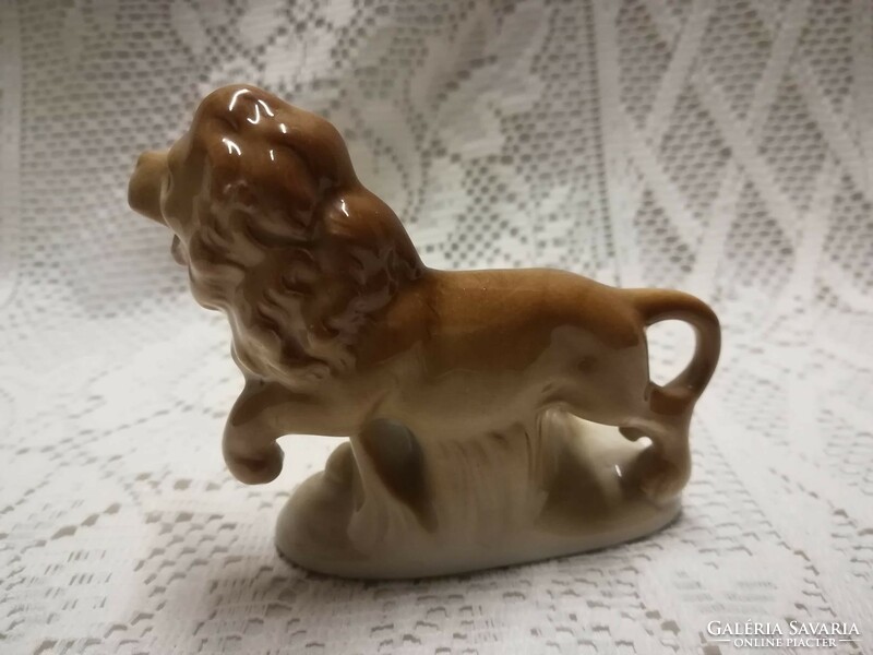 Porcelain lion with cub