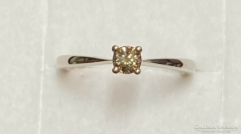 14-karat white gold ring with sparkling diamonds!