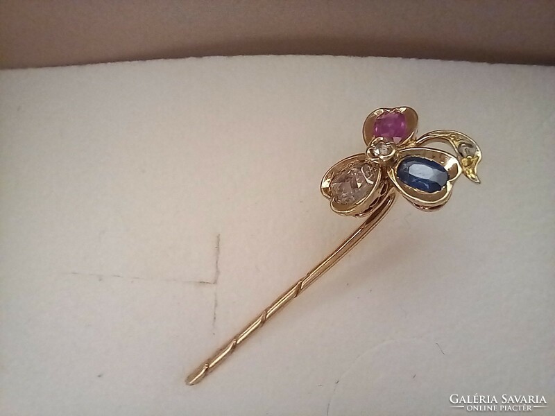 Diamond, ruby, sapphire 14 carat gold breast/tie pin. With certificate