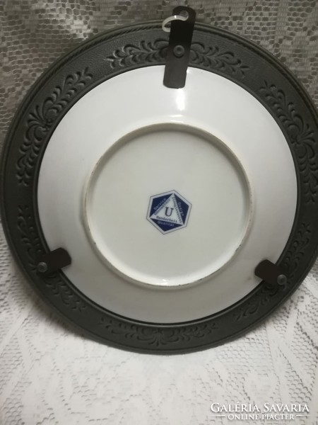 Porcelán fali tányér ón kerettel