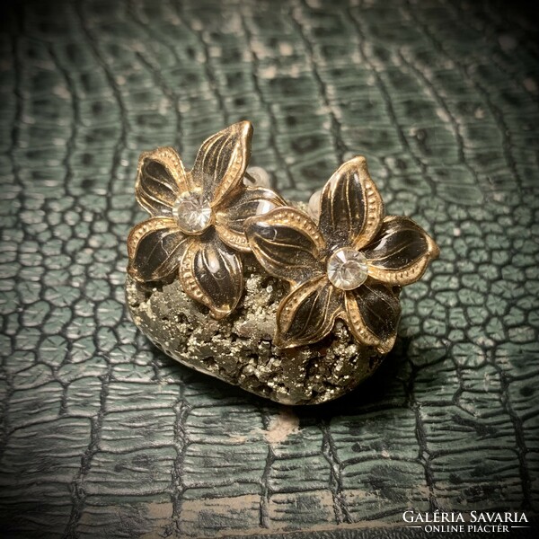 Old special vintage stud earrings, metal flower earrings, the jewelry is from the 1970s