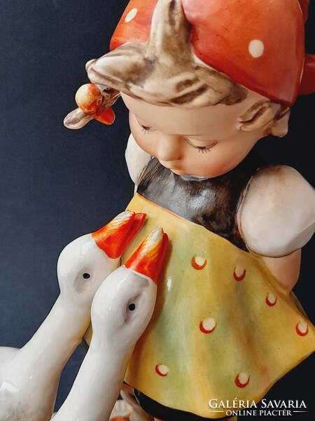 Large Hummel Goebel porcelain figurine, little girl with geese, 19 cm