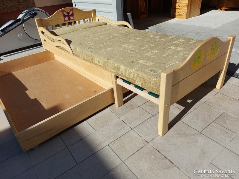For sale is a high-quality adjustable children's bed made of hard wood. With a thick mattress, butterfly and snail pattern
